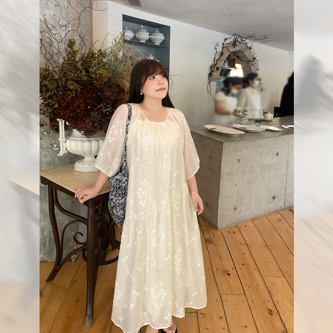 肉肉小姐大码女装夏季新款甜美可爱连衣裙刺绣圆领长款显瘦裙子