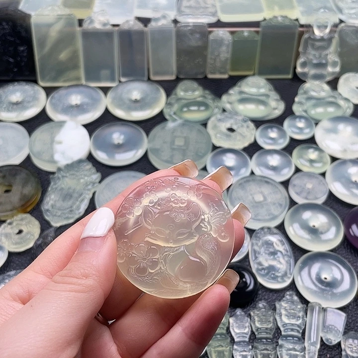 岫玉未镶嵌颈饰桃花狐