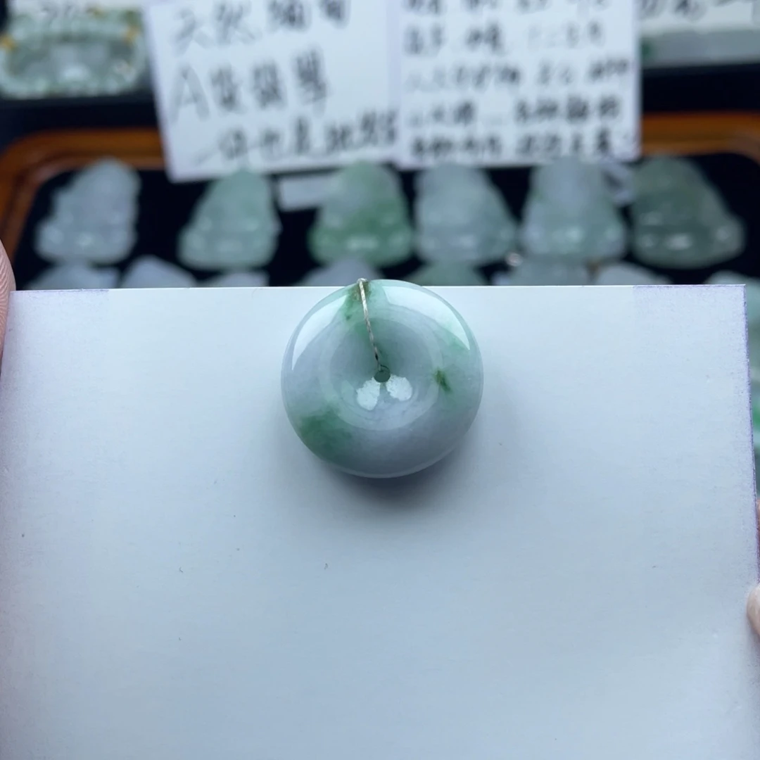 翡翠颈饰未镶嵌平安扣