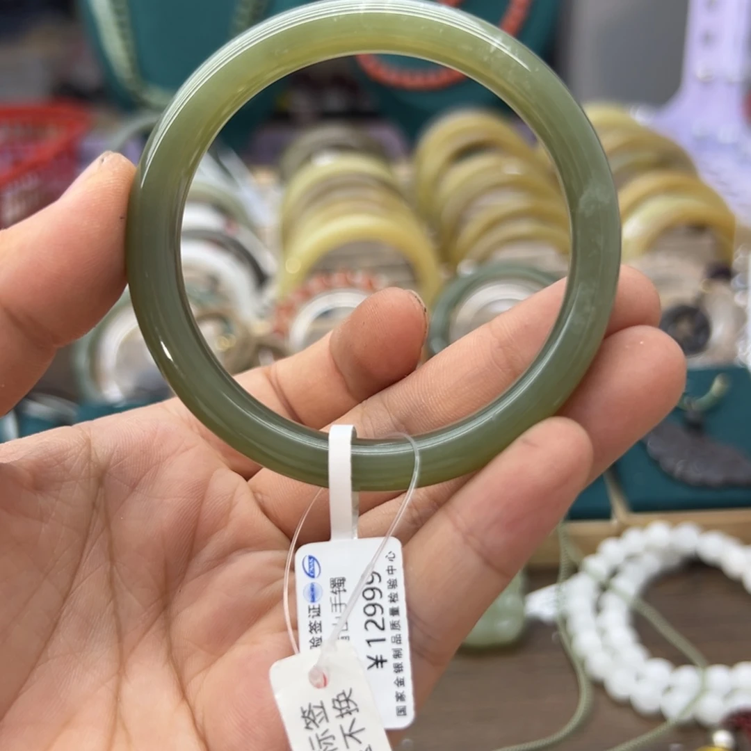 和田玉手镯未镶嵌55.7圈围246瑕