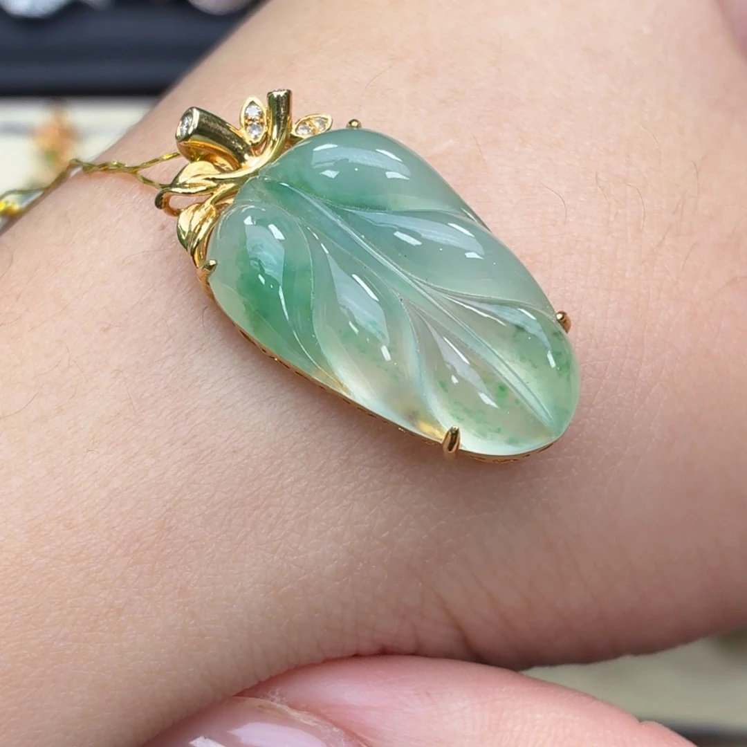 翡翠18K金镶嵌颈饰