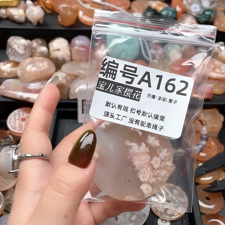 合金颈饰玛瑙/玉髓虾****?