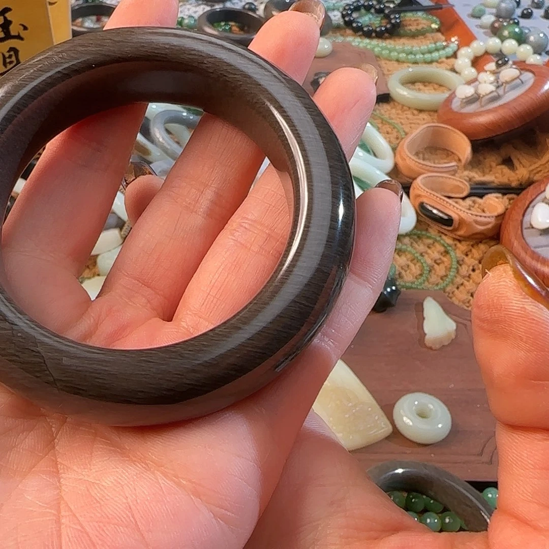 期***待和田玉未镶嵌手镯