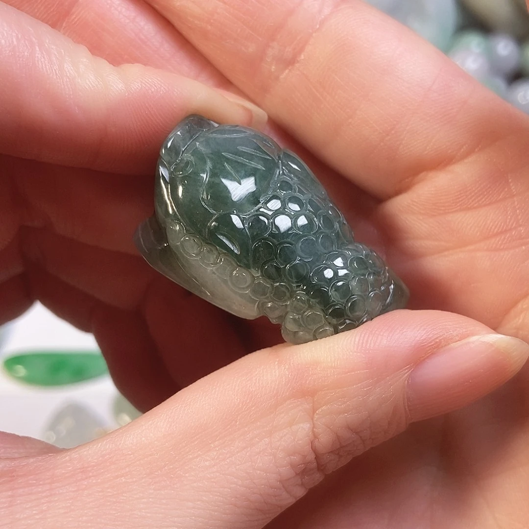 翡翠未镶嵌颈饰金蟾