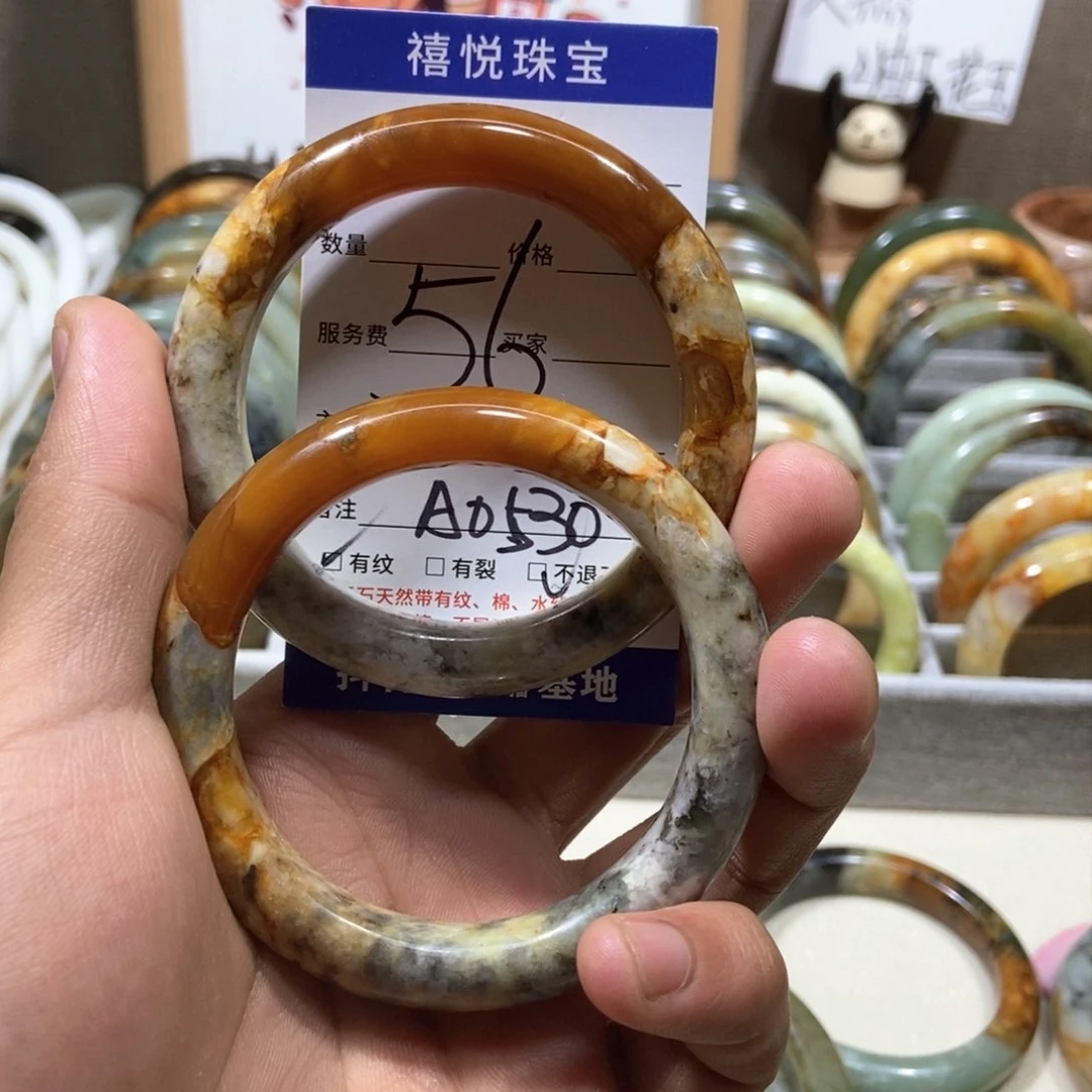 蛇纹石玉手镯未镶嵌?