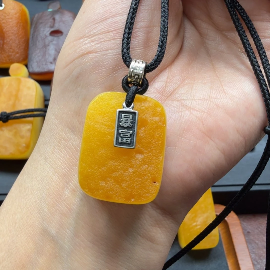 琥珀吊坠(赠链)未镶嵌