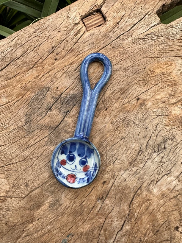 【近山古美】抱苹果猫咪刮耳勺高温手绘釉下青花瓷