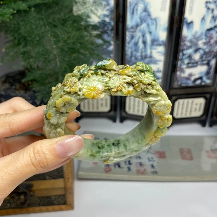 57.8老料黄加绿枯木逢春雕花手镯 天然翡翠A货手镯