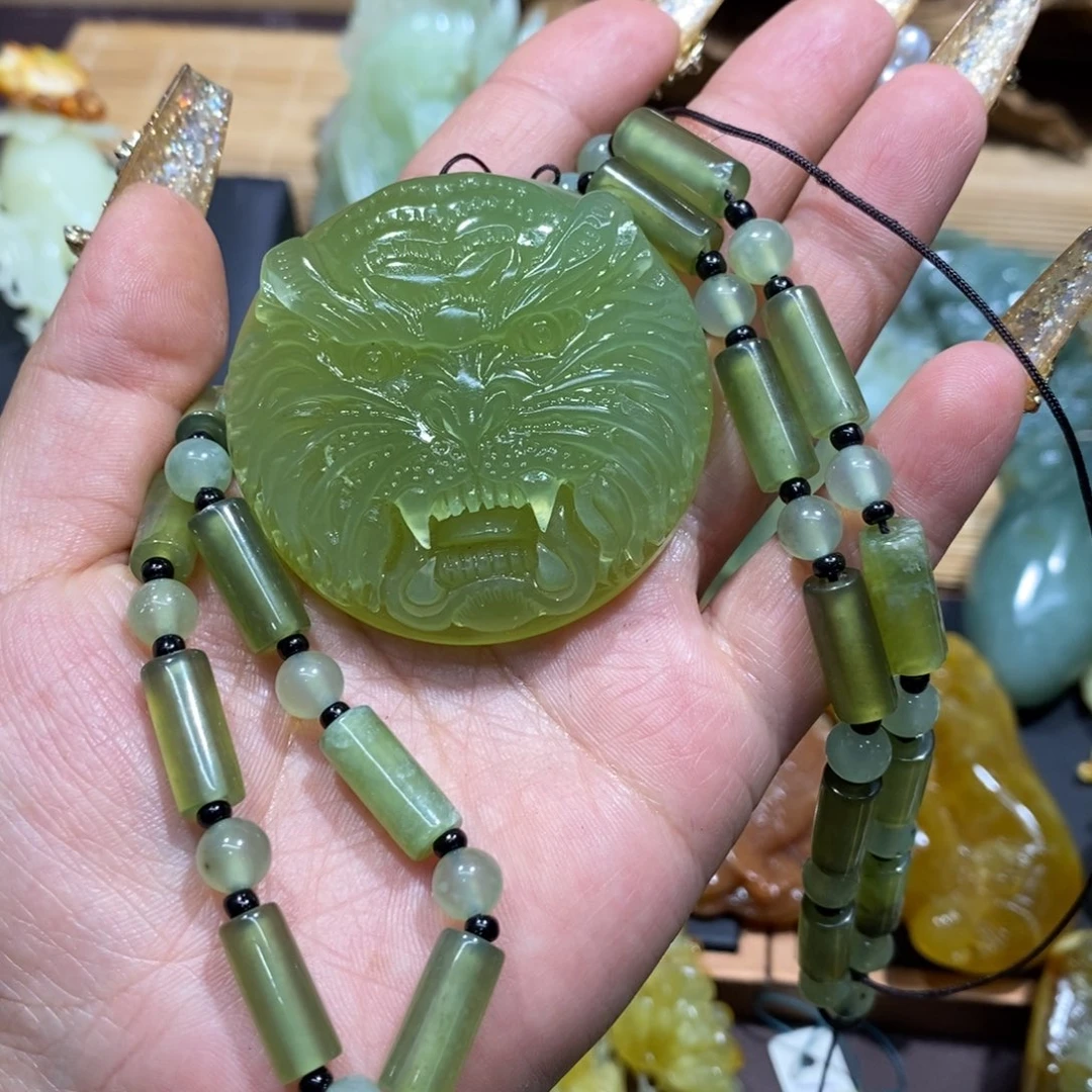 蛇纹石玉颈饰未镶嵌子*