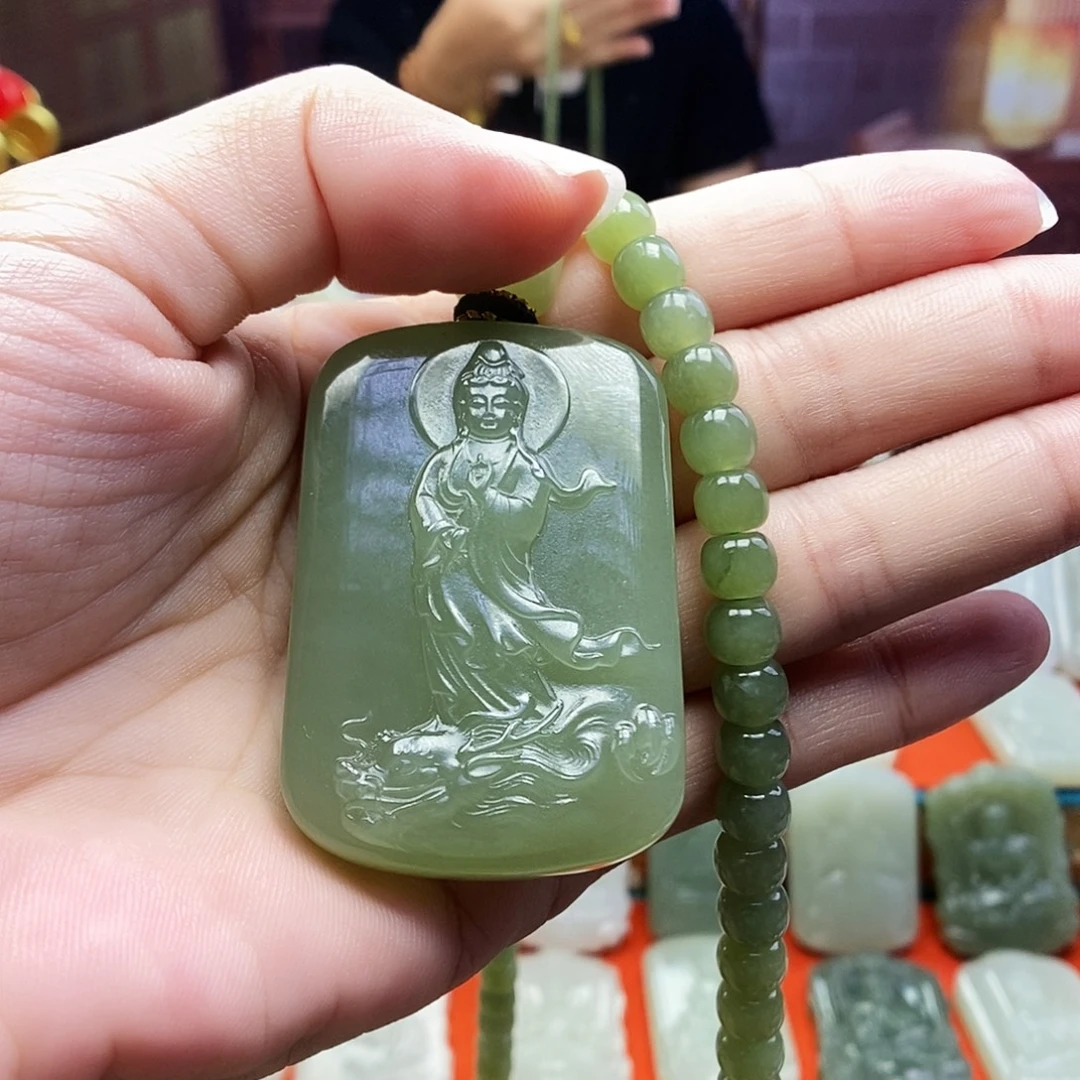 诸***温和田玉未镶嵌颈饰