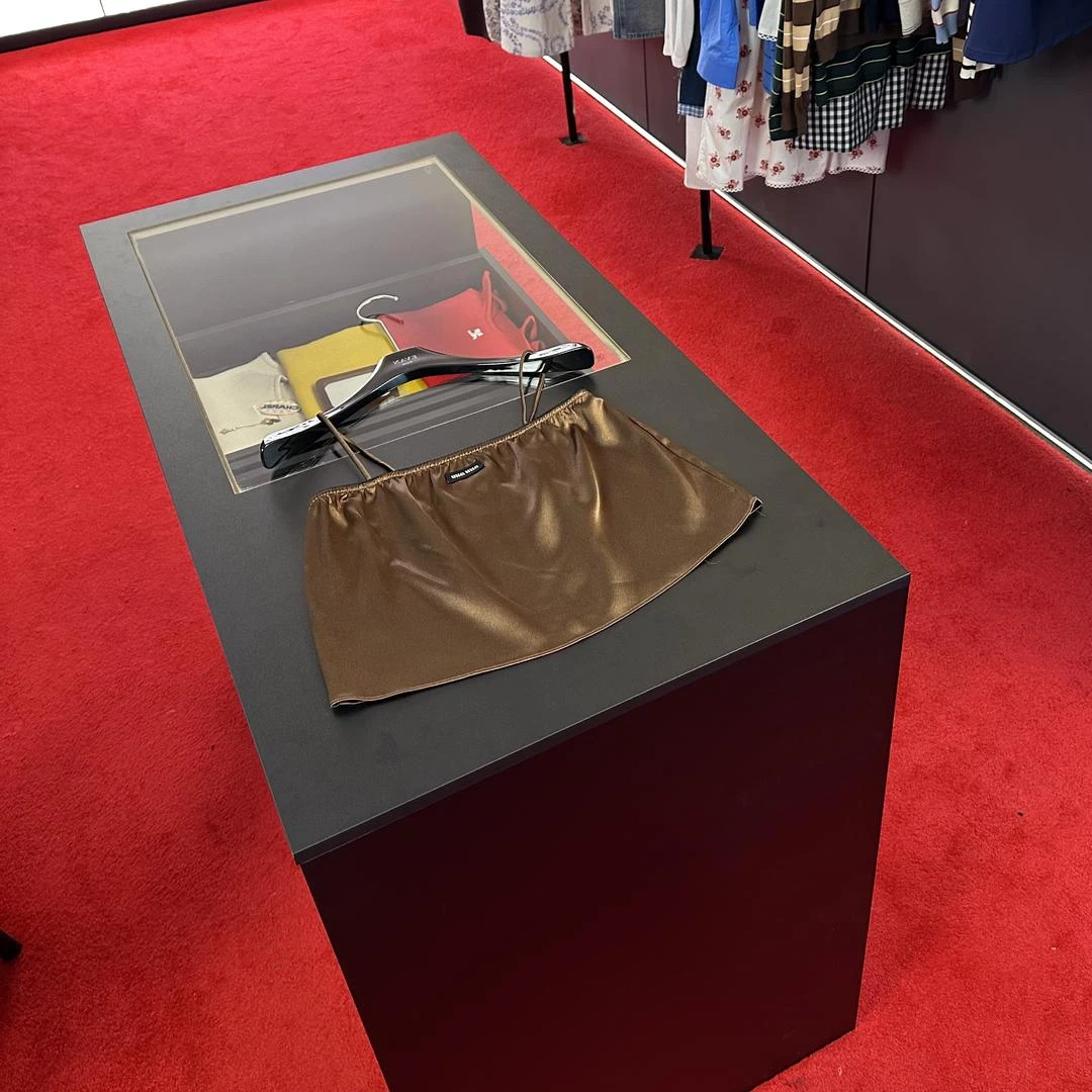 A241【M家】25n春季新款可爱俏皮性感定位黑标贴绣吊带抹胸