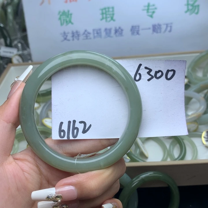 未镶嵌手镯和田玉小**儿