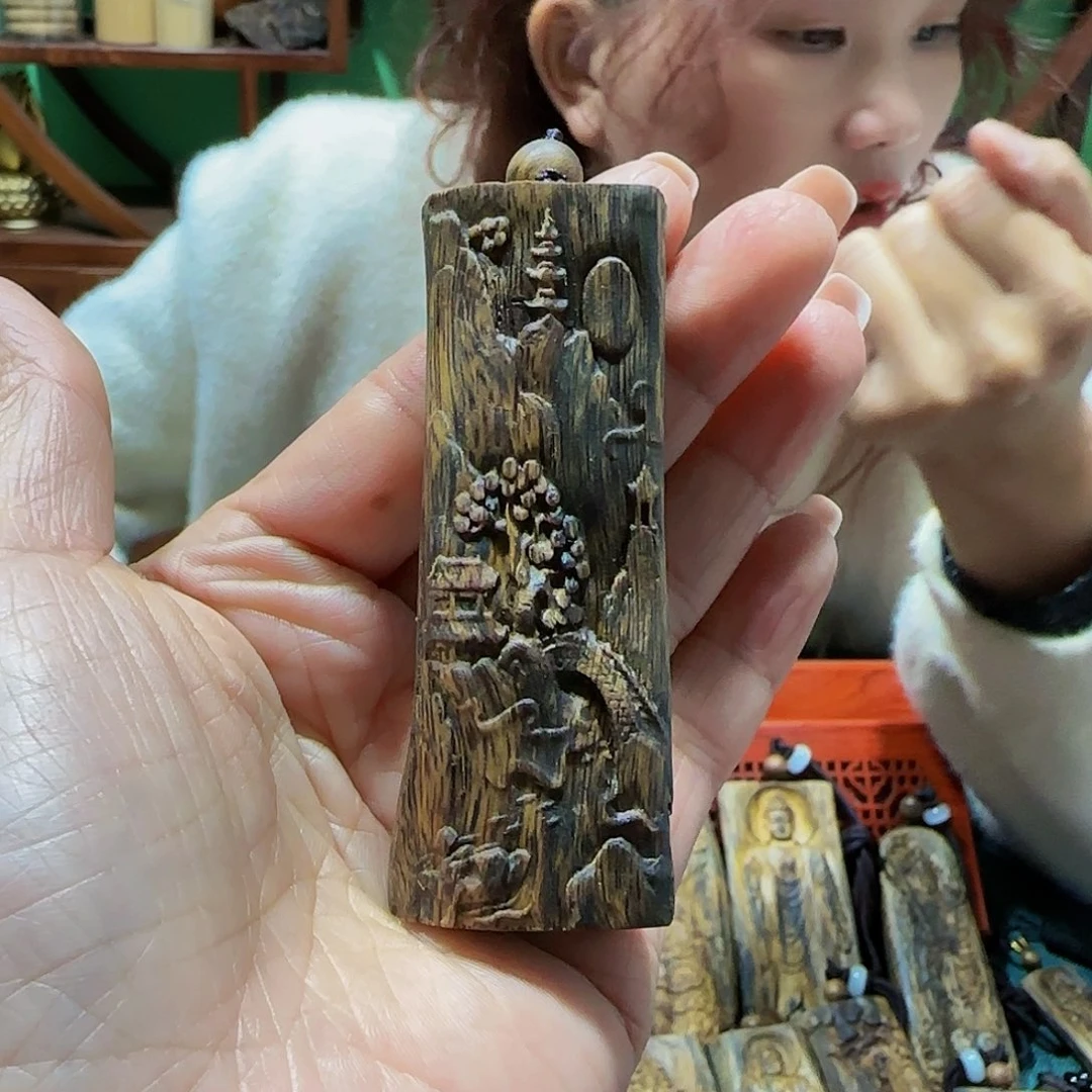 沉香吊坠海南白奇乌身树心油雕刻山水牌带绳21.8克
