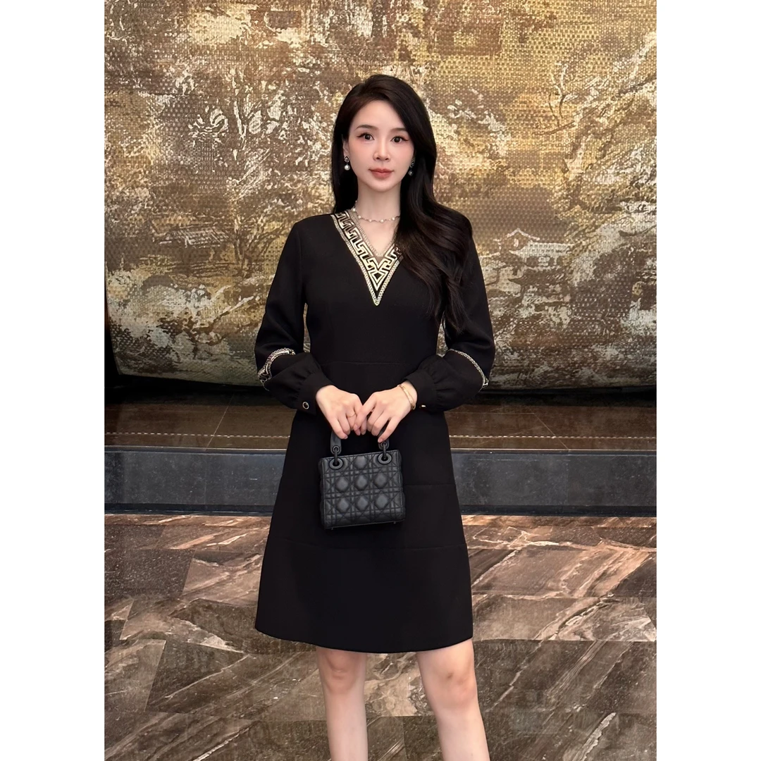 YUANBAO【霓落·Ember】秋冬款V领法式显瘦气质修身时尚收腰连衣裙
