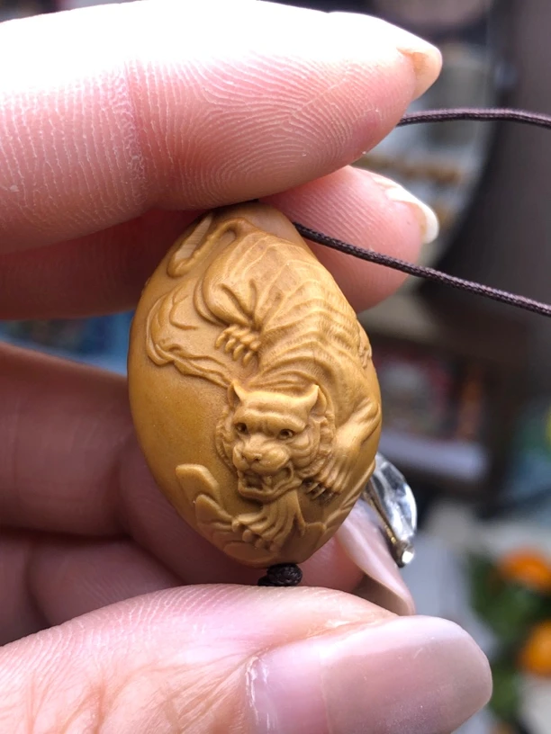 虎啸山林下山虎橄榄核雕刻