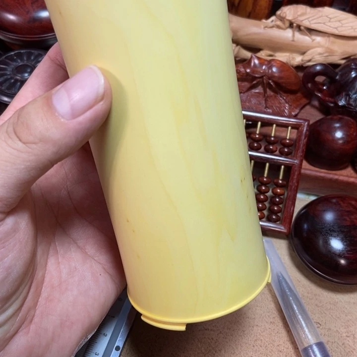 黄杨木三足起线笔筒