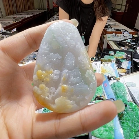 翡翠未镶嵌项圈一个