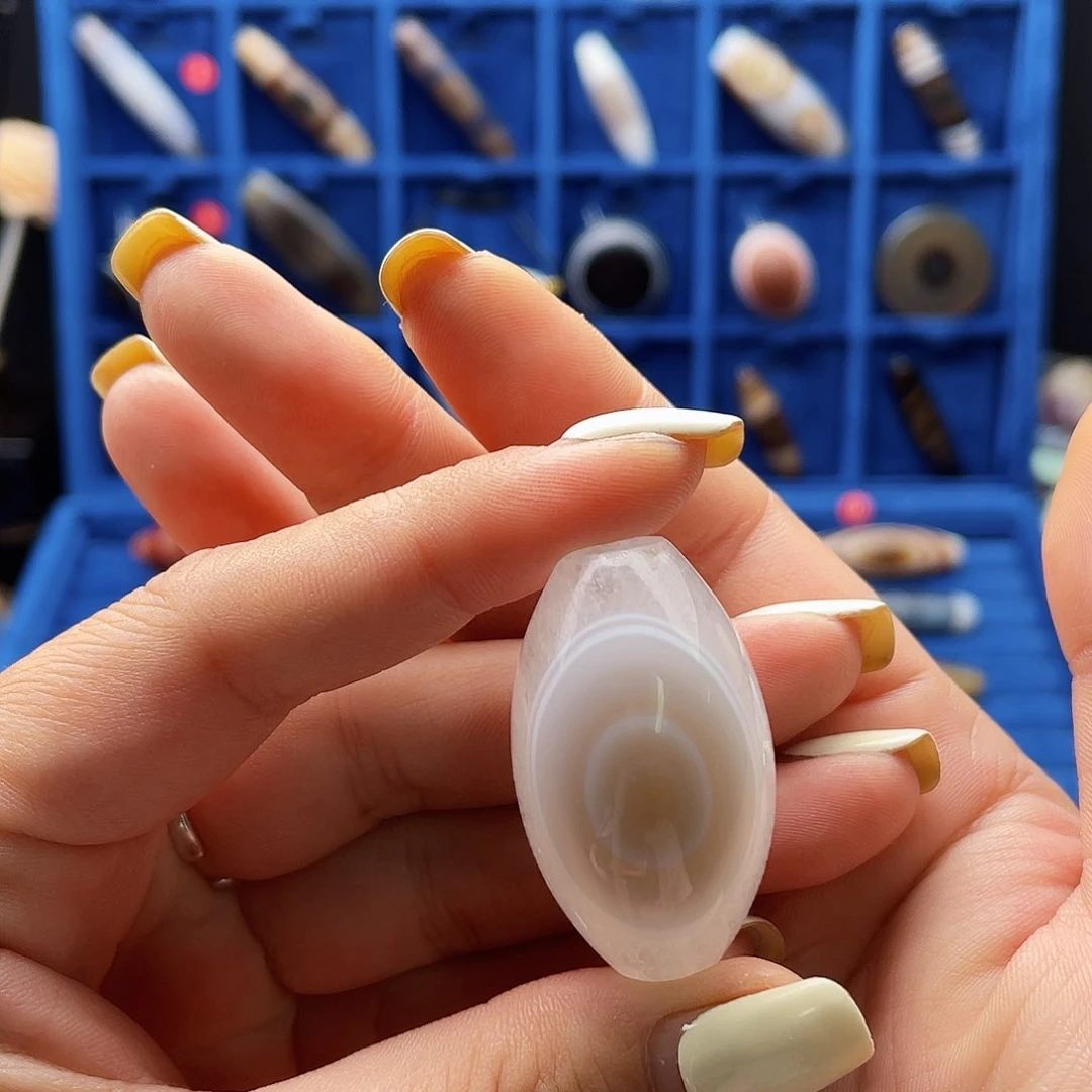 玛瑙/玉髓未镶嵌珠宝半成品果*