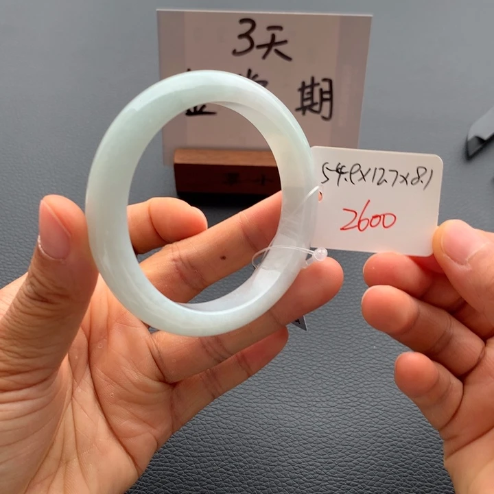 翡翠手镯未镶嵌翡翠手镯