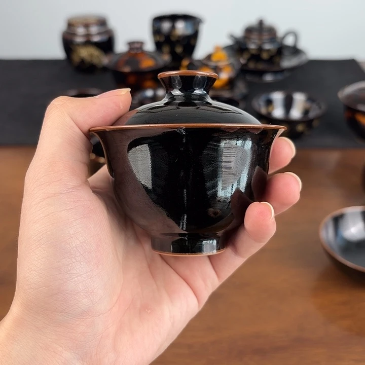 瓷柴窑素黑鸡心盖碗