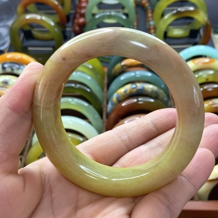 蛇纹石玉手镯未镶嵌夢****?