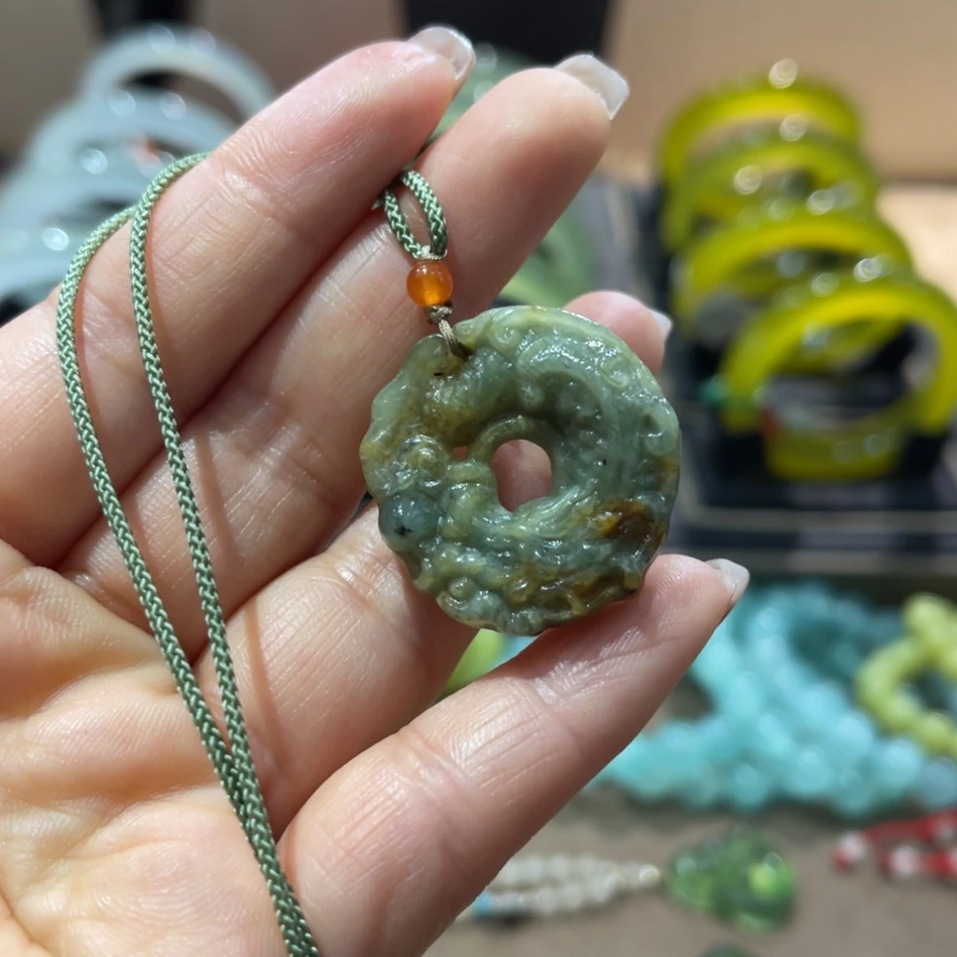 蛇纹石玉颈饰未镶嵌
