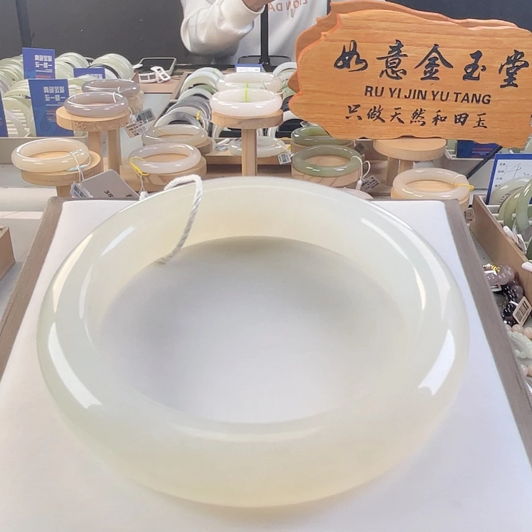 和田玉未镶嵌手镯