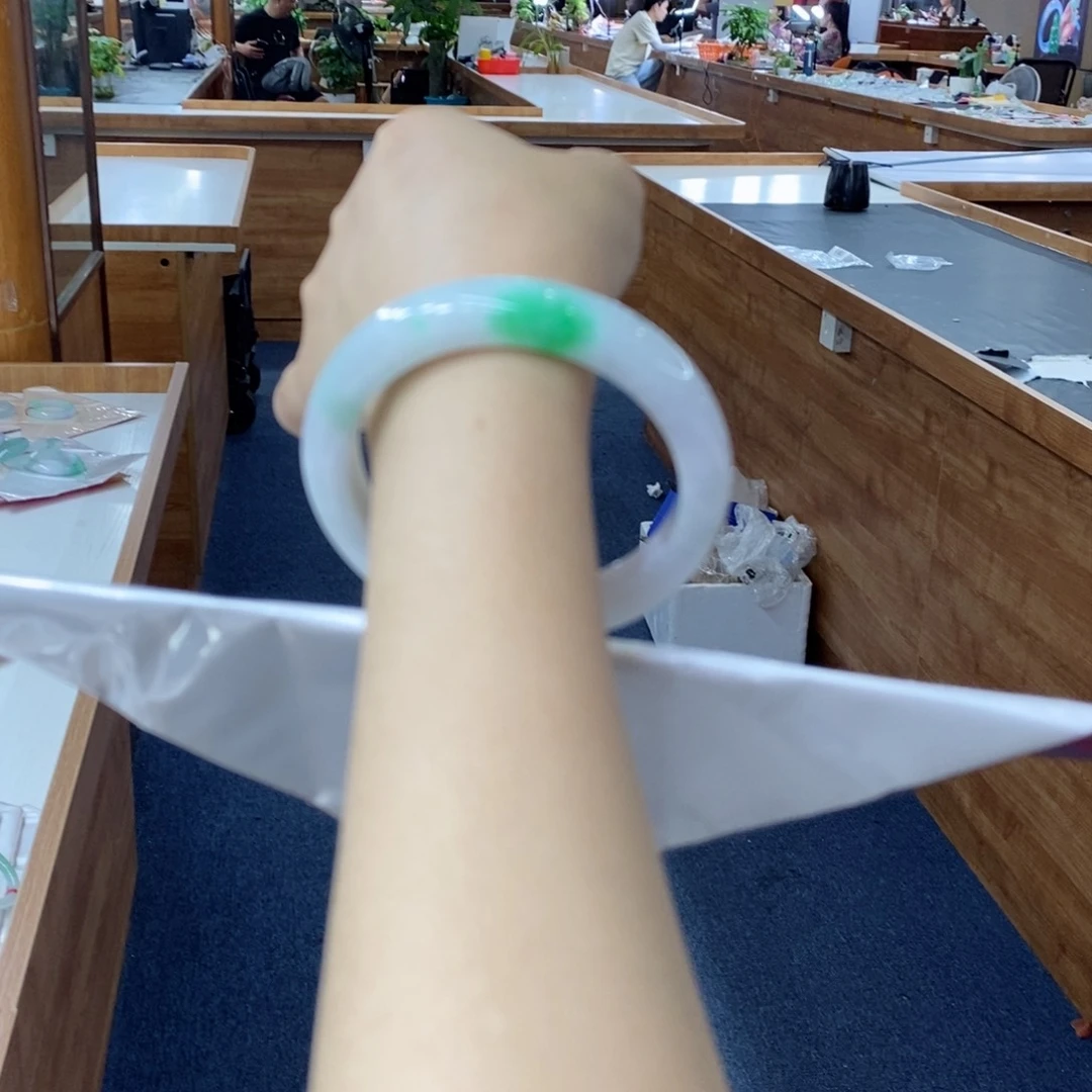 翡翠手镯未镶嵌翡翠