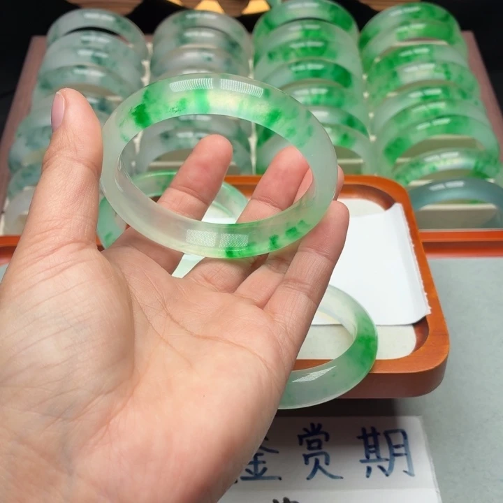 开***果石英质玉未镶嵌手镯