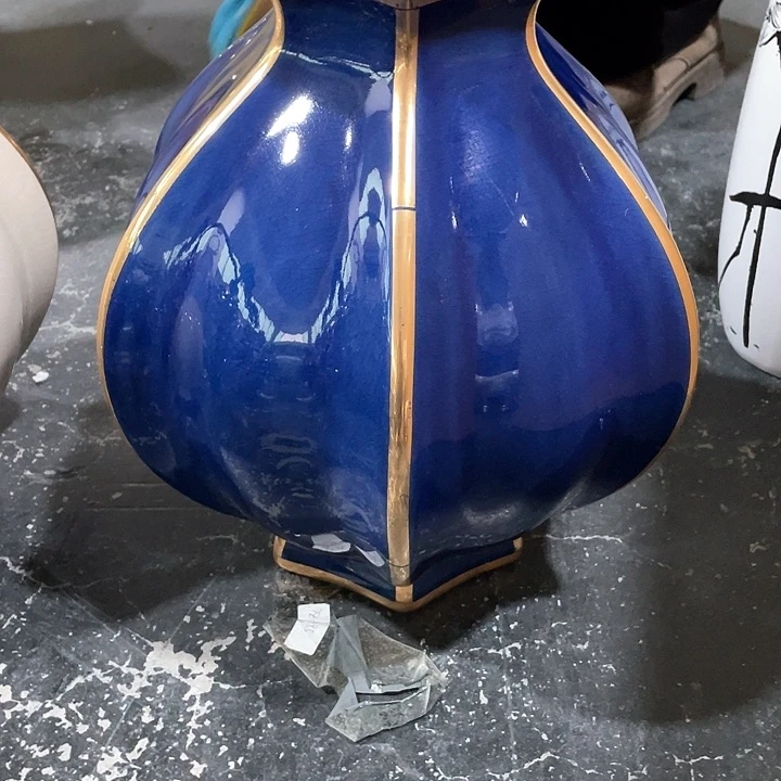 陶瓷花瓶，茶杯、茶具。