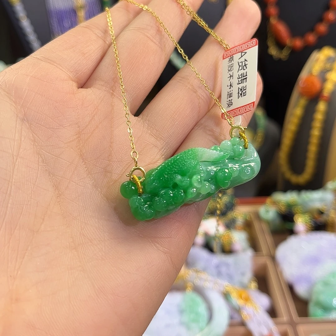 用***8翡翠未镶嵌颈饰炸