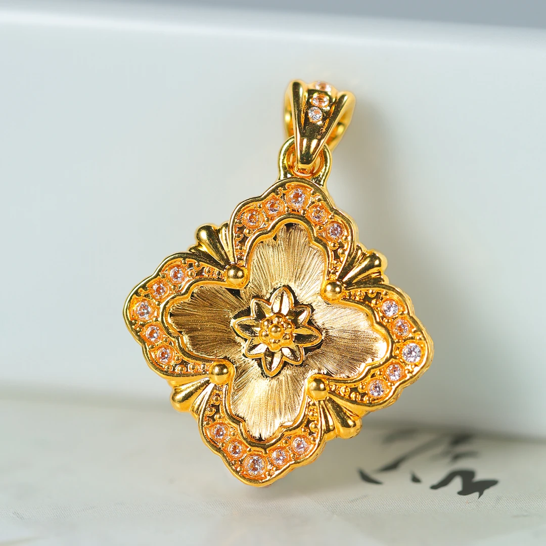 18K金拉丝布契拉缇吊坠约15*25*3