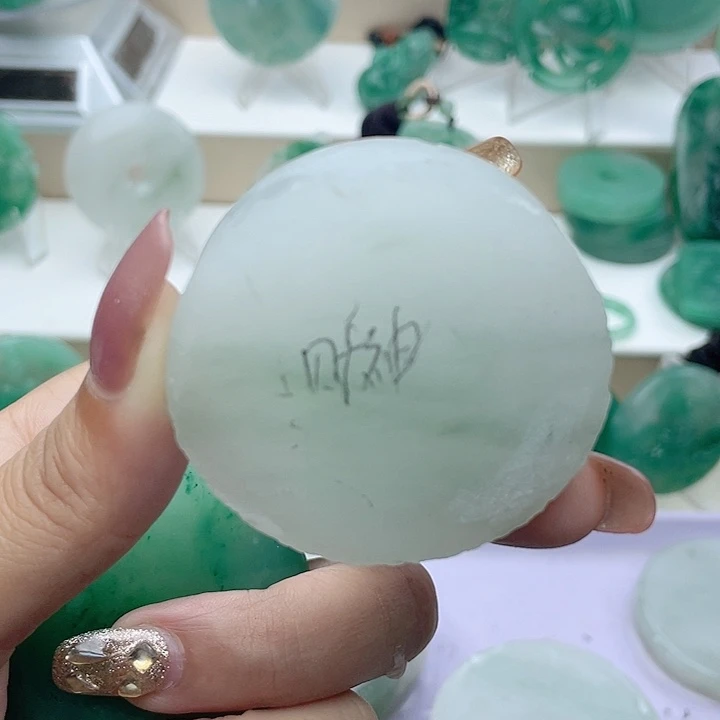 颈饰未镶嵌石英质玉財*