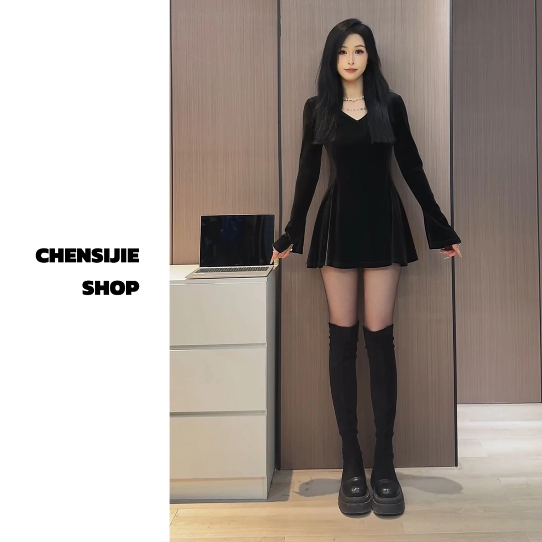 秋冬新款法式丝绒收腰V领喇叭袖连衣裙黑色修身显瘦气质内搭短裙