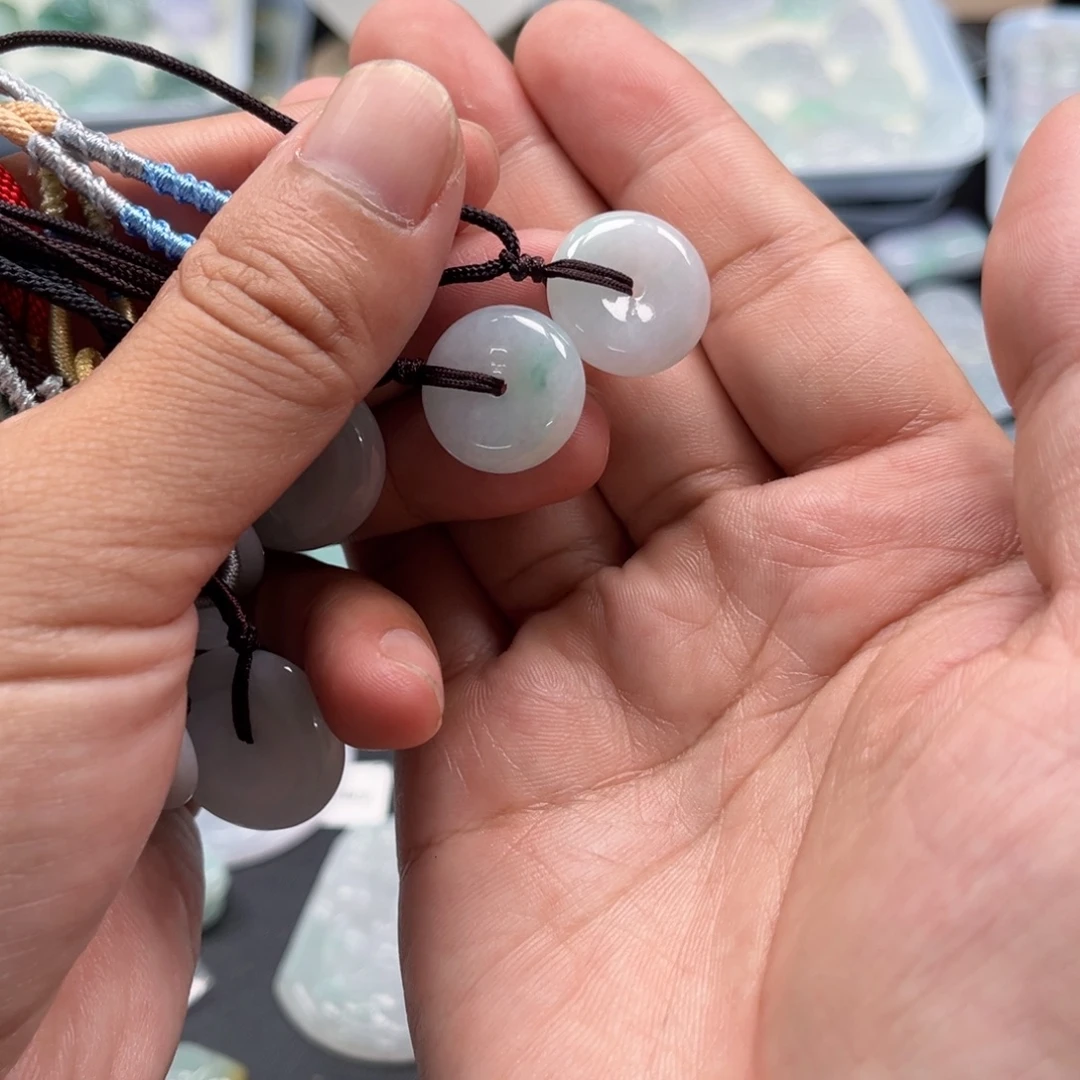 谢***妮翡翠未镶嵌颈饰天然翡翠A货