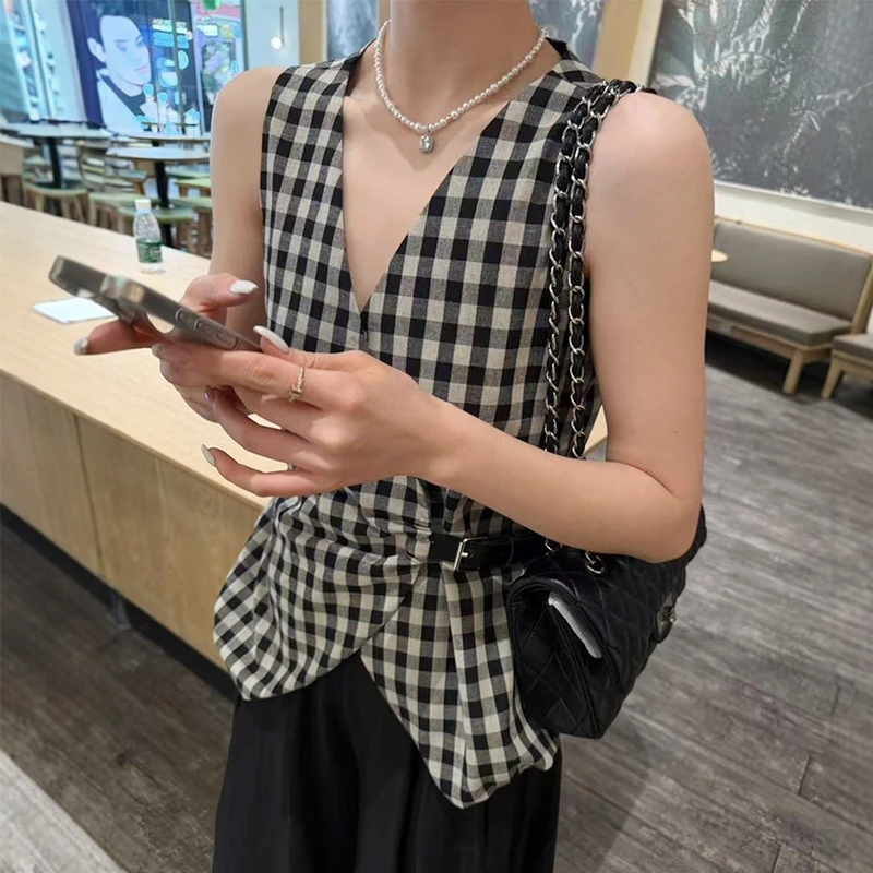 夏季格子衬衫女2025新款爆款独特漂亮掐腰短款V领无袖上衣高级感