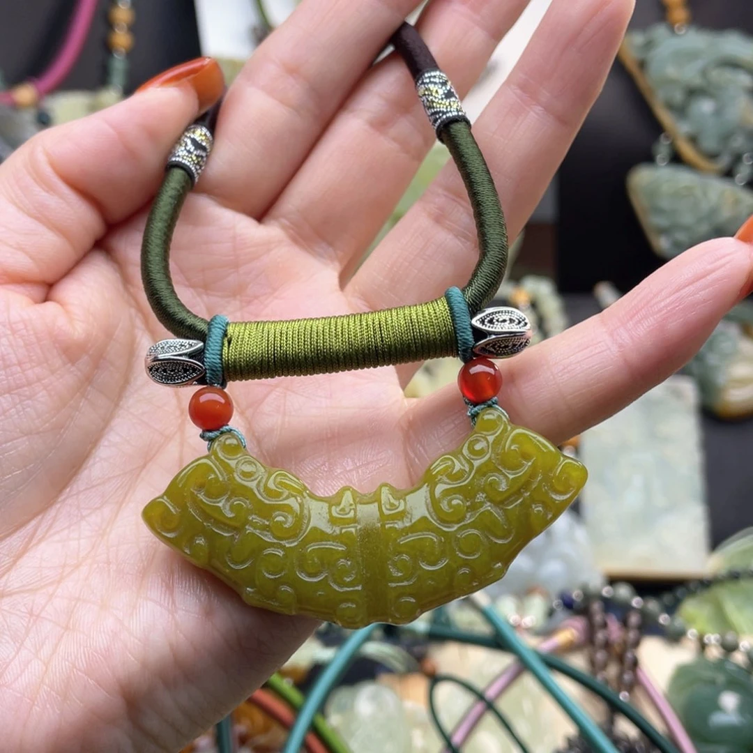 蛇纹石玉颈饰未镶嵌
