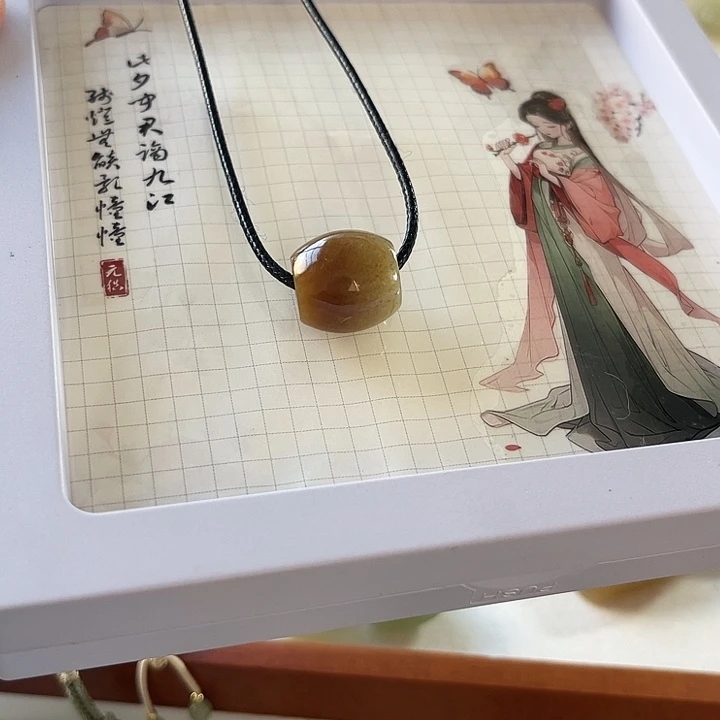 吖***比和田玉未镶嵌颈饰