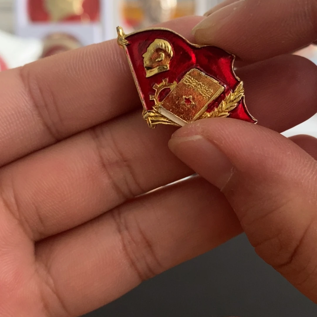 铝红色纪念章红旗异形选集