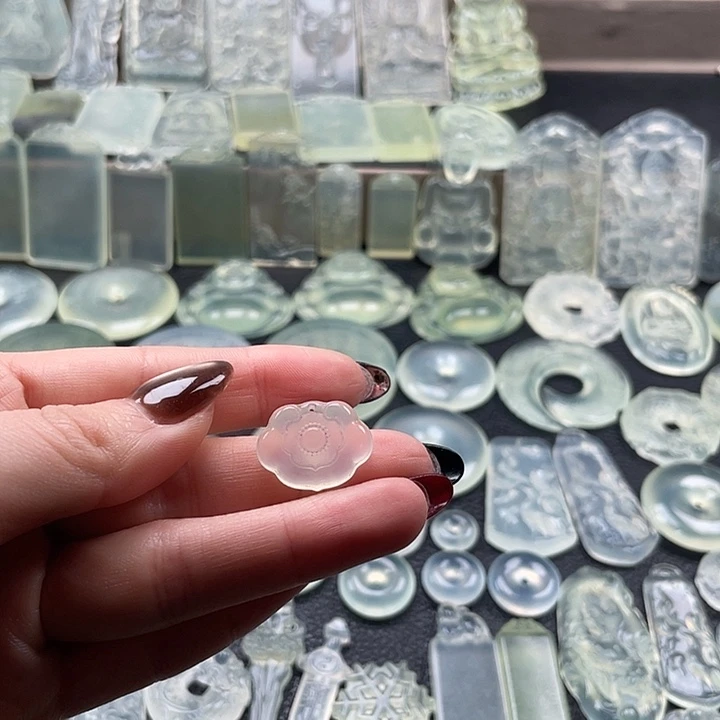 岫玉未镶嵌颈饰如意锁