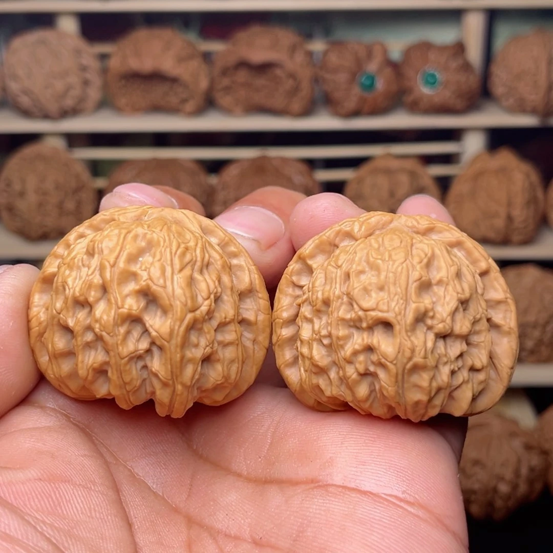 文玩核桃把件往***”文玩核桃把件42尺白狮子