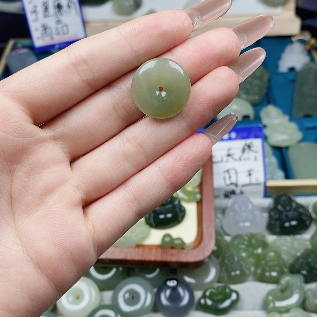和田玉未镶嵌颈饰平安扣