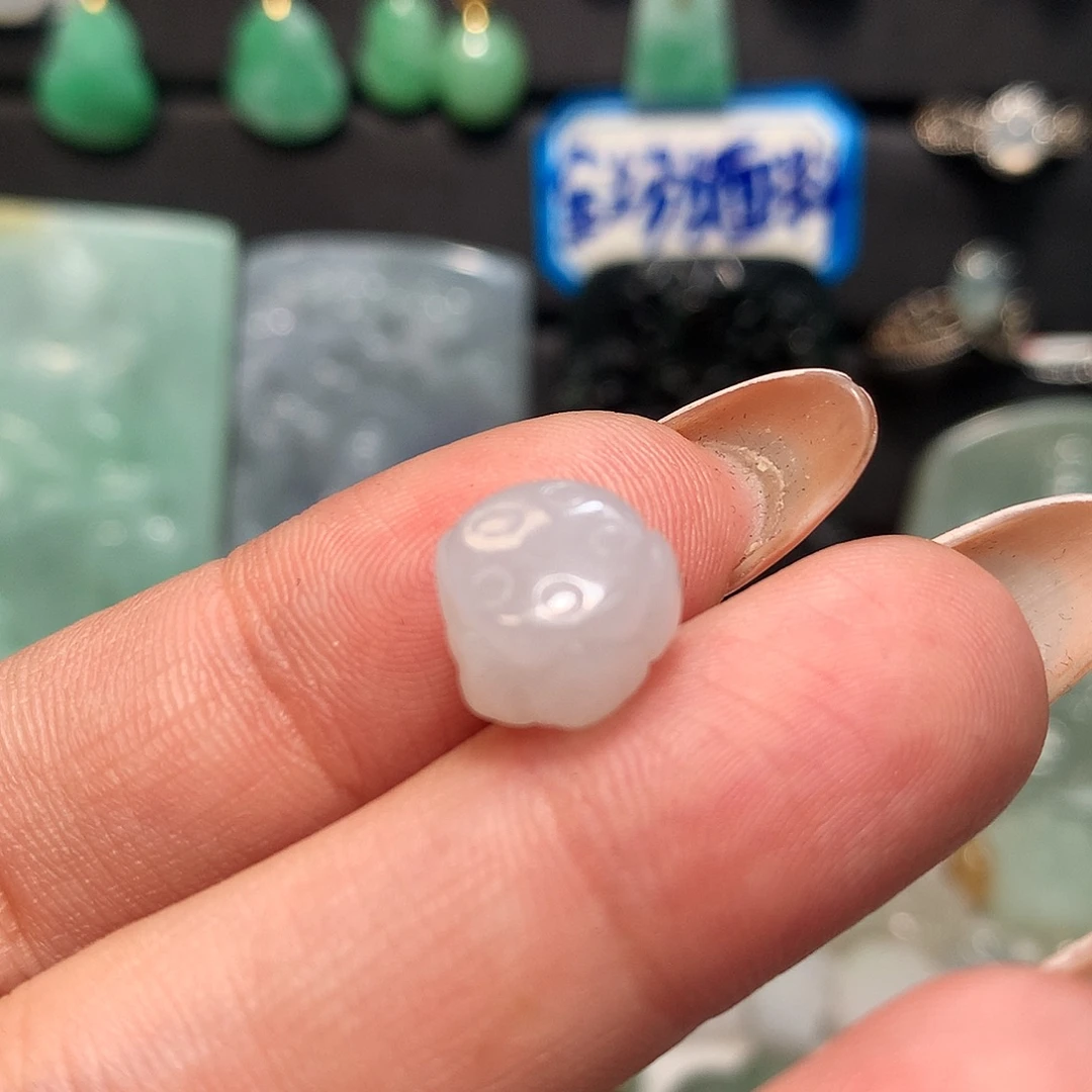 翡翠未镶嵌颈饰莲花