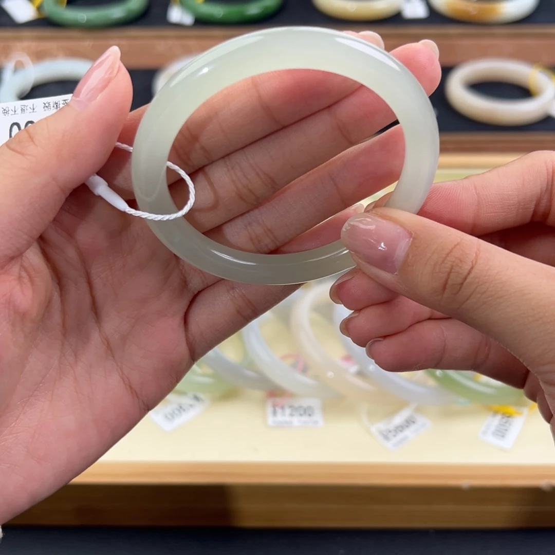 和田玉未镶嵌手镯有棉纹