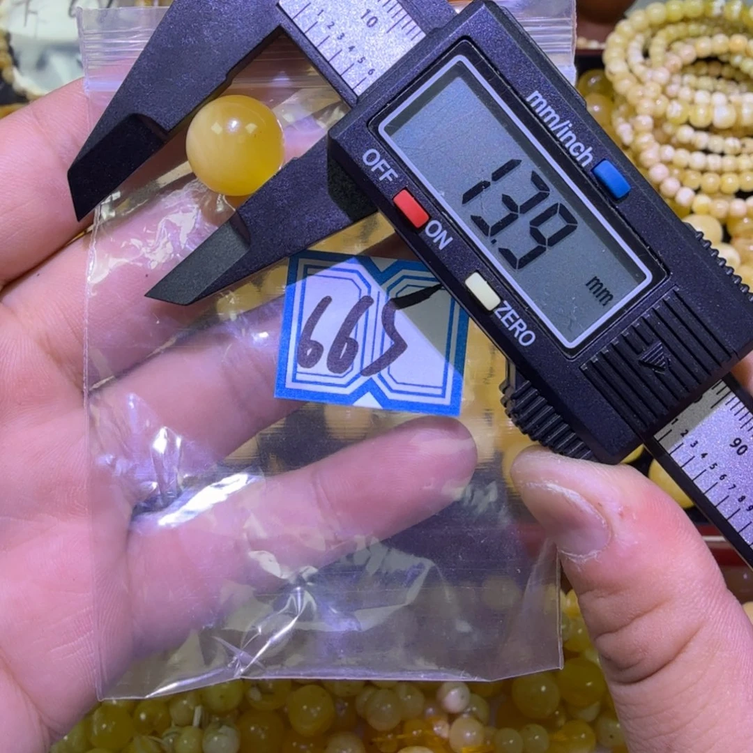 蜜蜡未镶嵌珠宝奇石