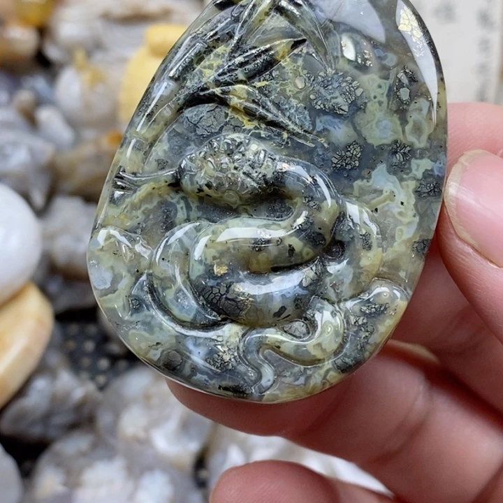 颈饰未镶嵌硅化珊瑚（珊瑚玉）