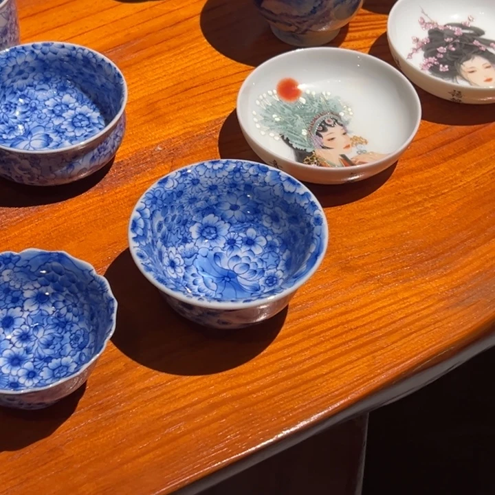 手绘青花万花压手杯