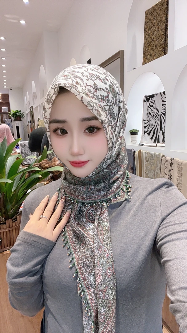 不掉色薄款狗钉珠丝巾时尚休闲洋气夏季韩版碎花网红蓝色冬季