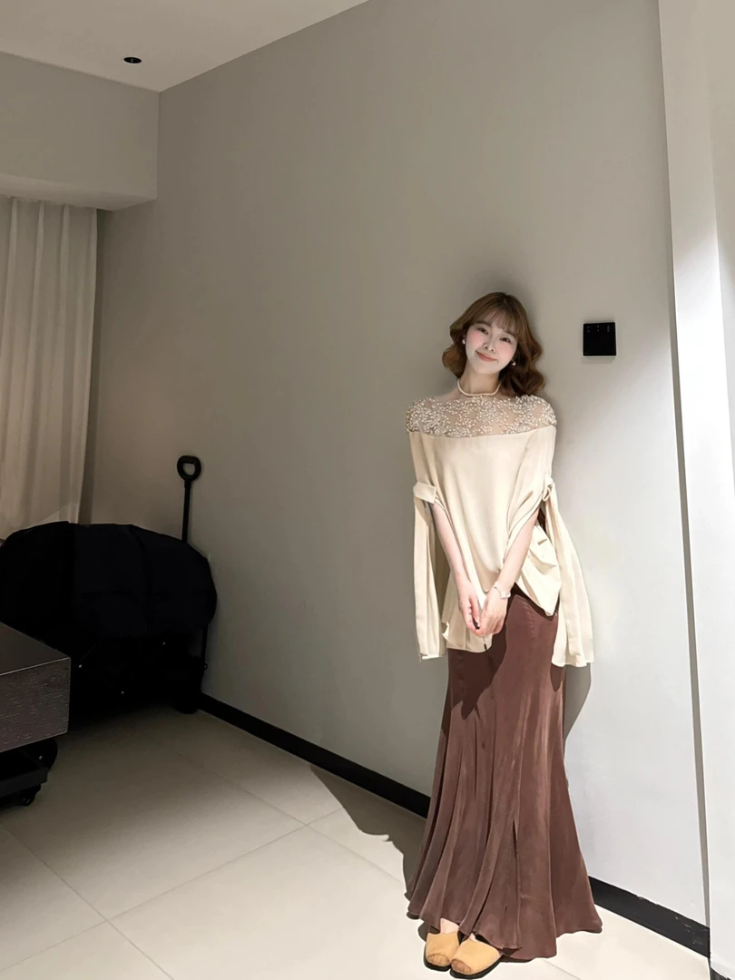 小众时尚珍珠上衣贵气感斗篷宽松显瘦气质高级感咖色半身裙两件套