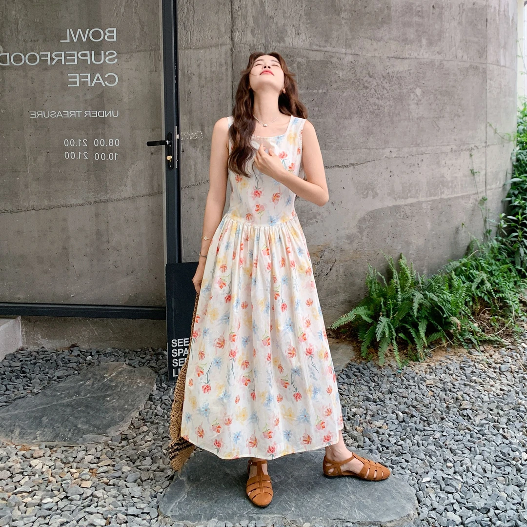 森系田园风独特漂亮连衣裙女2025夏法式温柔绝美无袖背心碎花长裙